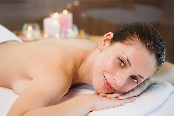 포토 JPG 해외이미지 백인 라이프스타일 손 응시 여자 여유 엎드리기 휴식 실내 한명 상반신 성인 신체부위 스파 마사지 테라피 성인여자한명만 해외202105 해외포토 서양인 1 시선 감정 컨셉 모션 사람 내부 생활 뷰티 여자한명만 성인여자만 파일형식