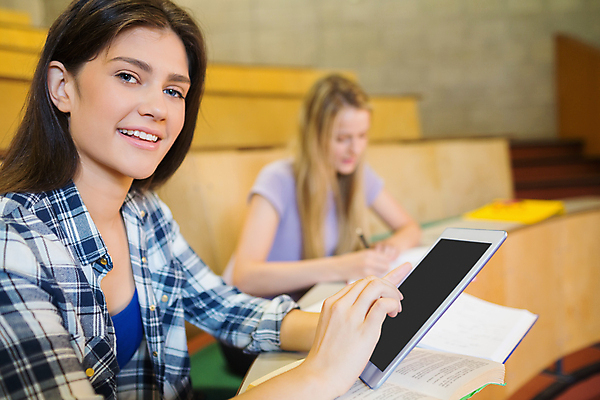 포토 JPG 해외이미지 백인 학생 여자 교육 행복 대학생 교실 학교 청소년 실내 두명 10대 캐주얼 스터디 태블릿 알약 강의 강당 대학교 터치스크린 고등교육 해외202105 해외포토 서양인 옷 감정 사람 내부 전자제품 스마트기기 학습 약 파일형식
