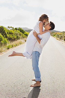 포토 JPG 해외이미지 백인 라이프스타일 커플 여자 남자 행복 도로 관계 청소년 자연 휴가 휴식 거리 함께함 사랑 서기 미소 풍경 20대 야외 두명 여름 환경 자유 시골 황무지 적재 도피 혼혈 해외202105 해외포토 서양인 계절 감정 길 컨셉 교통시설 모션 표정 사람 청년 생활 생태계 다문화 파일형식
