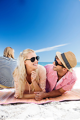 포토 JPG 해외이미지 백인 라이프스타일 여자 남자 행복 포즈 청소년 휴가 따뜻함 대화 20대 사람없음 선글라스 햇빛 마주보기 맑음 우정 날씬함 거짓말 해외202105 해외포토 서양인 감정 안경 모션 날씨 말하기 사람 청년 생활 친구 태양 몸매 파일형식