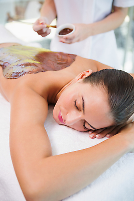 포토 JPG 해외이미지 백인 라이프스타일 손 웰빙 여자 여유 엎드리기 휴식 실내 상반신 20대 성인 두명 신체부위 초콜릿 스파 마사지 붓 사발 테라피 안마사 성인여자만 해외202105 해외포토 서양인 감정 컨셉 모션 디저트 사람 청년 내부 생활 뷰티 사기그릇 여자만 성인만 파일형식