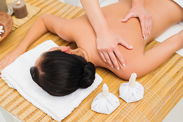 포토 JPG 해외이미지 백인 라이프스타일 손 여자 엎드리기 휴식 실내 한명 상반신 성인 신체부위 30대 수건 스파 마사지 마사지사 스파용품 성인여자한명만 해외202105 해외포토 서양인 직업 1 컨셉 모션 사람 내부 생활 장년 위생용품 오브젝트 여자한명만 성인여자만 파일형식