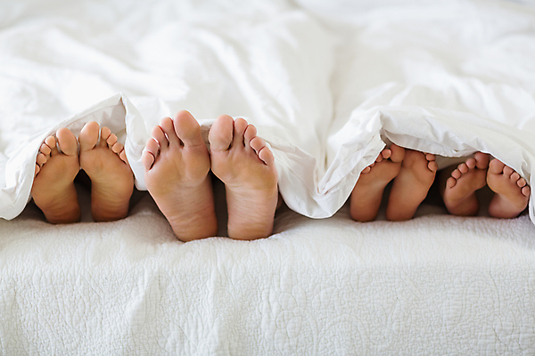 포토 JPG 해외이미지 백인 라이프스타일 여자 남자 딸 아들 어린이 인터넷 통신 가정 가족 관계 청소년 엄마 무선통신 휴식 아파트 주택 함께함 사랑 소년 20대 사람없음 곰인형 침실 터치 침대 잠 아빠 연결 결합 담요 준비 정확 해외202105 해외포토 서양인 감정 인형 가구 컨셉 사람 청년 건물 생활 파일형식