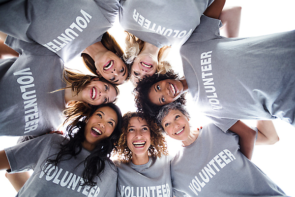 포토 JPG 해외이미지 백인 웰빙 여자 행복 중년 50대 티셔츠 청소년 성공 협력 함께함 서기 미소 동양인 여러명 20대 성인 야외 캐주얼 30대 검은색 힘 우정 기쁨 봉사 원형 흥분 긍정 커뮤니티 다민족 지원 통일 해외202105 해외포토 도형 서양인 옷 감정 컬러 다수 컨셉 셔츠 모션 표정 사람 인종 청년 장년 친구 도움 파일형식