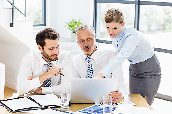 포토 JPG 해외이미지 백인 직업 여자 남자 중년 50대 인터넷 비즈니스 사업가 통신 청소년 무선통신 설계 직장 실내 대화 앉기 20대 세명 물 노트북 컴퓨터 사무실 공책 터치 작업 비즈니스맨 비즈니스우먼 계획 연결 스마트 집중 책상 동료 보고서 파일 전자 보여주기 소통 경영 스타일 세련 해외202105 해외포토 자연요소 서양인 가구 컨셉 회사 관계 모션 문구용품 말하기 사람 청년 성인 내부 전자제품 직장인 파일형식