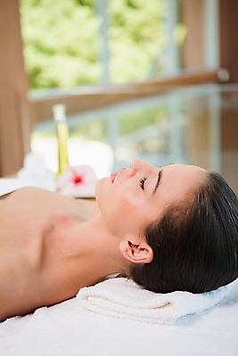 포토 JPG 해외이미지 백인 라이프스타일 손 여자 여유 휴식 실내 한명 상반신 20대 성인 신체부위 수건 눕기 스파 마사지 테라피 안마사 성인여자한명만 해외202105 해외포토 서양인 1 감정 컨셉 모션 사람 청년 내부 생활 위생용품 뷰티 여자한명만 성인여자만 파일형식