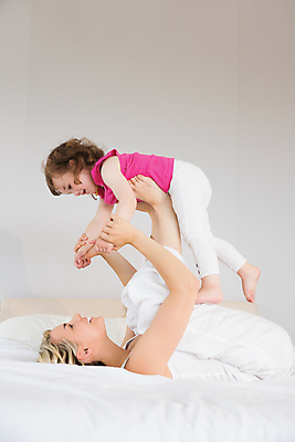 포토 JPG 해외이미지 백인 라이프스타일 여자 딸 행복 어린이 가정 관계 청소년 놀이 엄마 휴식 아파트 주택 갈색머리 함께함 실내 20대 두명 부모 금발 손잡기 적재 거짓말 정확 해외202105 해외포토 서양인 헤어스타일 감정 컨셉 가족 모션 사람 청년 내부 건물 생활 파일형식