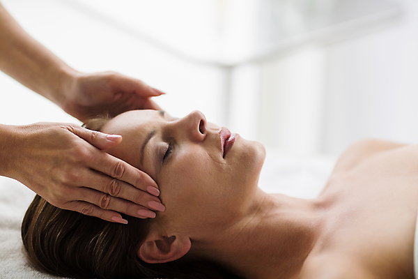 포토 JPG 해외이미지 백인 라이프스타일 손 여자 휴식 한명 상반신 성인 신체부위 30대 눕기 스파 마사지 테라피 안마사 압력 성인여자한명만 해외202105 해외포토 서양인 1 컨셉 모션 사람 생활 장년 뷰티 여자한명만 성인여자만 파일형식