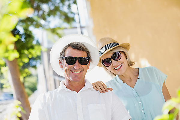 포토 JPG 해외이미지 백인 모자 커플 응시 여자 남자 행복 중년 50대 관계 함께함 사랑 미소 취미 사람없음 야외 캐주얼 낭만 결합 시티라이프 정확 해외202105 해외포토 서양인 라이프스타일 시선 잡화 옷 감정 컨셉 표정 사람 성인 파일형식