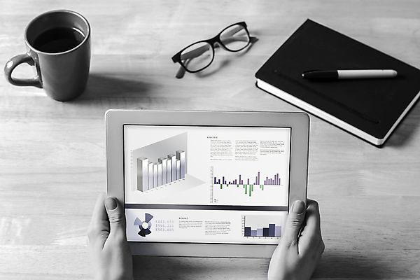 포토 JPG 해외이미지 백인 여자 안경 커피 비즈니스 청소년 탁자 그래프 직장 기술 흑백 관리 한명 컴퓨터그래픽 책 컴퓨터 태블릿 사무실 알약 디지털 다이어리 자료 머그컵 잡기 책상 분석 따뜻한음료 인터페이스 터치스크린 해외202105 해외포토 서양인 1 잡화 음료 가구 컨셉 회사 모션 촬영기법 사람 그래픽 컵 전자제품 스마트기기 약 사무용품 파일형식