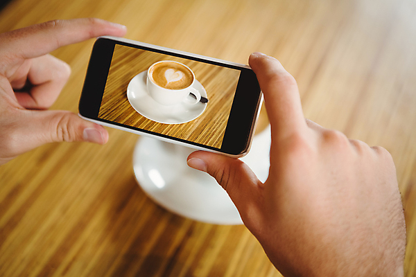 포토 JPG 해외이미지 백인 남자 커피 음료 청소년 아침 휴식 실내 미술 한명 20대 컵 카메라 숟가락 거품 흰색 뜨거움 자르기 컵받침 크림 묘사 바리스타 카푸치노 에스프레소 고립 라떼 해외202105 해외포토 주간 서양인 직업 1 식기 컬러 컨셉 모션 문화예술 수저 사람 청년 내부 전자제품 받침대 파일형식