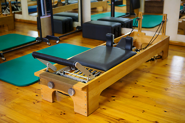 포토 JPG 해외이미지 웰빙 지도 바닥 함께함 건강 사람없음 일상 목재 운동 스크린 스트레칭 힘 기계 우정 헬스장 매트 도움 결심 유연 집중 연습 체육관 노력 반항 필라테스 결석 해외202105 해외포토 나무 컨셉 재료 모션 라이프 친구 헬스 파일형식