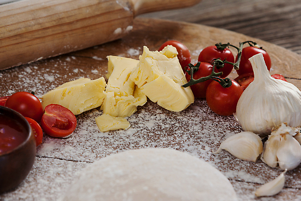 포토 JPG 해외이미지 전통 조각 채소 재료 방울토마토 탁자 치즈 피자 패스트푸드 함께함 마늘 요리 사람없음 목재 활발 신선 고명 사발 맛 정크푸드 결합 굽기 준비 반죽 밀가루 토핑 밀대 칼로리 성분 토마토소스 돌봄 해로움 핸드메이드 맛있는 정확 해외202105 해외포토 나무 가구 컨셉 토마토 모션 주방용품 유제품 서양음식 사기그릇 소스_음식 인스턴트 가루 구이 파일형식