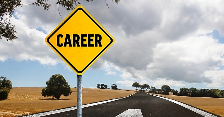 포토 JPG 해외이미지 나무 구름 직업 도로 선 텍스트 자동차 하늘 경고 풍경 사람없음 파란색 단어 햇빛 노란색 업무 위험 사인 도로표지판 다이아몬드 해외202105 해외포토 자연요소 식물 문자 길 육상교통 컬러 컨셉 교통시설 태양 작업 표지판 보석 파일형식