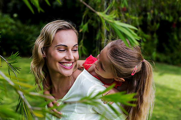 포토 JPG 해외이미지 백인 라이프스타일 여자 딸 행복 어린이 장난 관계 엄마 함께함 사랑 서기 웃음 성인 취미 야외 두명 30대 부모 금발 목말 결합 업기 적재 뒤뜰 해외202105 해외포토 서양인 헤어스타일 감정 컨셉 가족 모션 표정 사람 생활 장년 파일형식