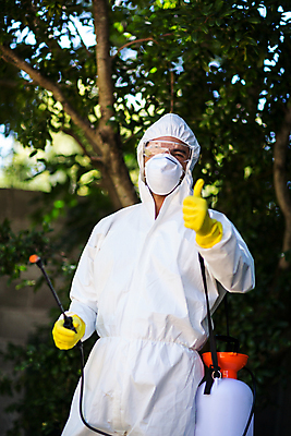 포토 JPG 해외이미지 나무 백인 응시 남자 벽 통신 청소년 관리 한명 서기 안전 잔디 20대 야외 환경 잡기 작업 보호 컨테이너 환경보전 원예 긍정 스프레이 분무기 DIY 농약 농약살포기 제어 제초제 화학물질 해외202105 해외포토 서양인 식물 1 시선 산업 컨셉 모션 사람 청년 취미 화학 사회이슈 파일형식