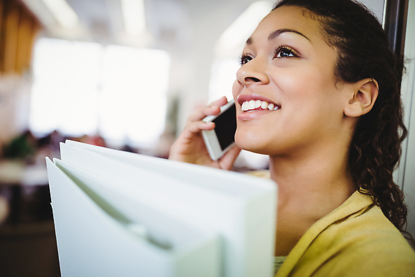 포토 JPG 해외이미지 직업 여자 행복 비즈니스 통신 청소년 무선통신 실내 미소 20대 사람없음 캐주얼 스마트폰 사무실 검은색 카페 올려보기 잡기 비즈니스우먼 자신감 고급 연결 시원함 스마트 파일 통화 카페테리아 스타일 해외202105 해외포토 옷 감정 컬러 컨셉 모션 표정 사람 청년 내부 핸드폰 스마트기기 상점 직장인 파일형식