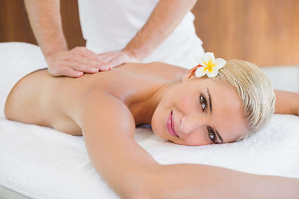 포토 JPG 해외이미지 백인 라이프스타일 웰빙 응시 여자 꽃 여유 엎드리기 휴식 실내 한명 20대 성인 스파 마사지 테라피 안마사 성인여자한명만 해외202105 해외포토 서양인 식물 1 시선 감정 컨셉 모션 사람 청년 내부 생활 뷰티 여자한명만 성인여자만 파일형식