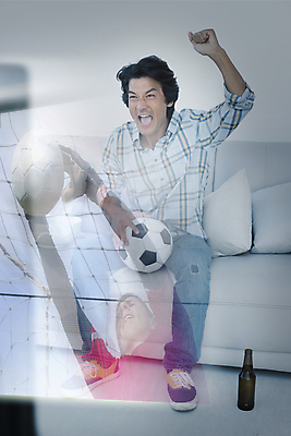 포토 JPG 해외이미지 백인 라이프스타일 손 응시 남자 행복 스포츠 거실 밭 축구공 공 응원 휴식 주택 앉기 이벤트 소년 성인 사람없음 10대 빨간색 30대 소파 일본 축구 텔레비전 경기장 흰색 관찰 우승 그물 부채 골 운동가 저지 플레이어 필승 해외202105 해외포토 서양인 시선 감정 아시아 어린이 컬러 컨셉 농업 의자 축구용품 스포츠시설 모션 청소년 사람 건물 생활 신체부위 장년 전자제품 구기 최고 파일형식