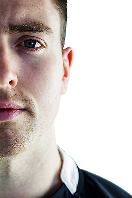 포토 JPG 해외이미지 백인 남자 스포츠 청소년 갈색머리 한명 20대 운동복 럭비 경쟁 찡그림 흰배경 럭비선수 심각 저지 플레이어 해외202105 해외포토 서양인 1 헤어스타일 옷 백그라운드 컨셉 운동선수 표정 사람 청년 구기 흰색 파일형식