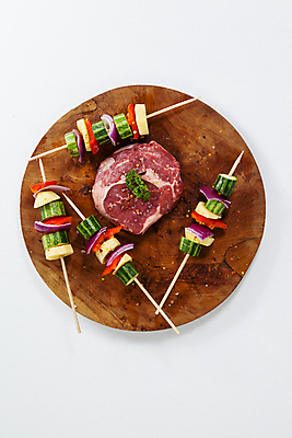 포토 JPG 해외이미지 토마토 채소 재료 부분 양파 오이 육류 요리 사람없음 빨간색 초록색 소고기 신선 고명 양념 막대기 꼬치 그릴 자르기 굽기 레몬 허브 준비 유기농 날것 레시피 목판 생식 맛있는 해외202105 해외포토 식물 웰빙 컬러 과일 식재료 모션 주방용품 구이 파일형식