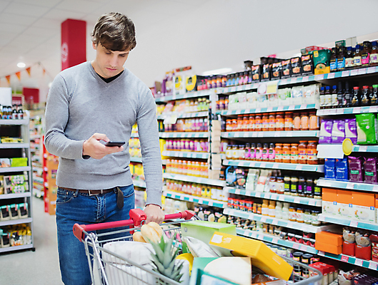 포토 JPG 해외이미지 백인 잡화 남자 비즈니스 무선통신 선반 서기 성인 사람없음 캐주얼 30대 스마트폰 핸드폰 쇼핑 터치 잡기 시장 밀기 고객 파인애플 소매 슈퍼마켓 식료품점 해외202105 해외포토 서양인 옷 가구 과일 통신 모션 사람 장년 전자제품 스마트기기 상점 열대과일 파일형식