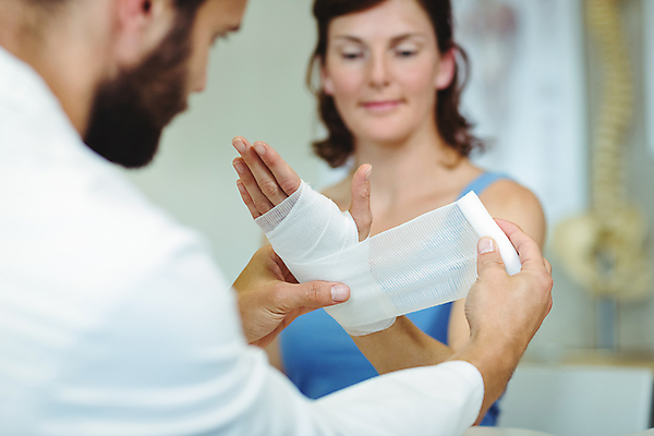 포토 JPG 해외이미지 백인 직업 손 여자 남자 행복 40대 중년 지도 의자 청소년 탁자 건강 병원 20대 사람없음 치료 건강관리 검은색 고통 환자 의사 실험복 질병 지압 붕대 개발 돌봄 물리치료 물리치료사 바디케어 정형외과 치료사 치유 포장소품 해외202105 해외포토 서양인 감정 컬러 가구 포장 의학 모션 관리 사람 청년 성인 신체부위 의료진 마사지 가운 오브젝트 포장재료 파일형식