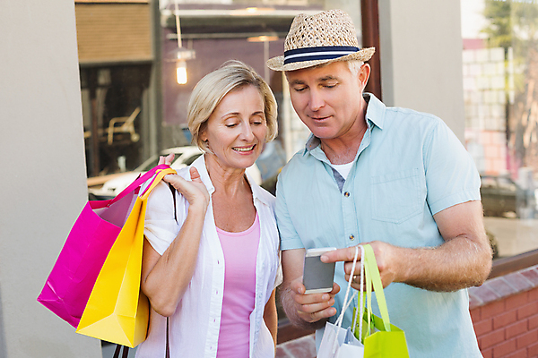 포토 JPG 해외이미지 백인 라이프스타일 커플 응시 여자 노년 남자 행복 중년 50대 관계 무선통신 함께함 사랑 서기 야외 두명 스마트폰 핸드폰 금발 쇼핑백 맑음 잡기 은퇴 고객 시티라이프 보여주기 소매 적재 쇼퍼홀릭 해외202105 해외포토 서양인 헤어스타일 시선 감정 컨셉 가방 통신 모션 날씨 사람 성인 생활 전자제품 스마트기기 파일형식