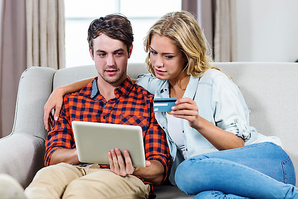 포토 JPG 해외이미지 백인 라이프스타일 커플 여자 남자 행복 거실 인터넷 가정 관계 청소년 아파트 주택 함께함 실내 미소 20대 두명 캐주얼 쇼핑 소파 태블릿 알약 터치 신용카드 전자 온라인쇼핑 전자상거래 용돈 체크카드 터치스크린 해외202105 해외포토 서양인 옷 감정 컨셉 의자 표정 사람 청년 내부 건물 생활 금융 전자제품 스마트기기 약 온라인 파일형식