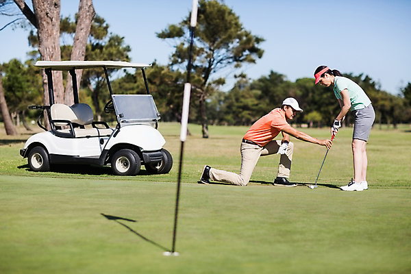 포토 JPG 해외이미지 백인 라이프스타일 커플 여자 남자 스포츠 40대 중년 골프 관계 골프장 놀이 운동선수 함께함 건강 취미 사람없음 야외 캐주얼 학습 골프채 깃발 잡기 가르침 골퍼 스마트 운동가 캡모자 해외202105 해외포토 서양인 모자_잡화 옷 교육 컨셉 스포츠시설 모션 골프용품 사람 성인 생활 구기 파일형식