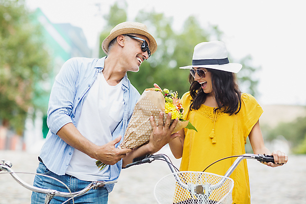포토 JPG 해외이미지 백인 라이프스타일 커플 여자 남자 꽃 행복 꽃다발 중년 50대 관계 청소년 자연 휴가 함께함 건강 선물 사랑 20대 사람없음 야외 캐주얼 선글라스 유행 자전거 기쁨 낭만 즐거움 주기 시티라이프 사이클링 히스패닉 스타일 정확 해외202105 해외포토 서양인 식물 옷 감정 안경 컨셉 모션 사람 청년 성인 생활 바이크 육상스포츠 생태계 파일형식