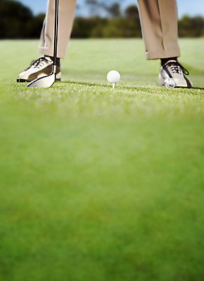 포토 JPG 해외이미지 라이프스타일 스포츠 골프 골프장 하늘 휴가 취미 사람없음 초록색 햇빛 맑음 골프채 잡기 골퍼 골프티 운동가 해외202105 해외포토 컬러 스포츠시설 모션 날씨 운동선수 골프용품 생활 태양 구기 파일형식