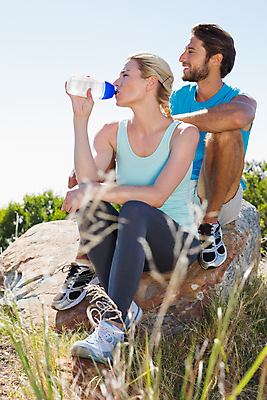 포토 JPG 해외이미지 모양 백인 커플 여자 남자 행복 신체 관계 청소년 자연 하늘 휴가 휴식 산 건강 미소 앉기 20대 야외 두명 물 여름 운동복 운동 햇빛 맑음 마시기 시골 정상 수분 날씬함 지역 단절 바디케어 절정 해외202105 해외포토 자연요소 서양인 옷 계절 감정 컨셉 모션 날씨 표정 사람 청년 태양 몸매 생태계 파일형식