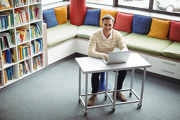 포토 JPG 해외이미지 백인 직업 라이프스타일 교육 남자 행복 40대 중년 가구 쿠션 인터넷 통신 학교 탁자 무선통신 책장 함께함 앉기 사람없음 내부 책 캐주얼 노트북 학습 스터디 컴퓨터 교사 공책 줄무늬 터치 정보 타이핑 도서관 연결 결합 배열 스마트 전자 질서 개발 지능 해외202105 해외포토 서양인 옷 감정 생활용품 컨셉 무늬 모션 문구용품 사람 성인 생활 전자제품 예절 파일형식