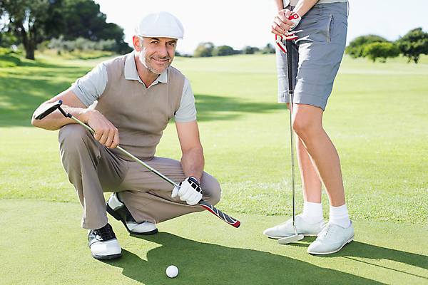 포토 JPG 해외이미지 백인 라이프스타일 커플 응시 여자 남자 행복 스포츠 40대 중년 50대 골프 관계 골프장 휴가 함께함 서기 미소 취미 야외 두명 캐주얼 초록색 햇빛 맑음 골프채 잡기 골퍼 무릎꿇기 운동가 캡모자 해외202105 해외포토 서양인 모자_잡화 시선 옷 감정 컬러 컨셉 스포츠시설 모션 날씨 운동선수 골프용품 표정 사람 성인 생활 태양 구기 파일형식