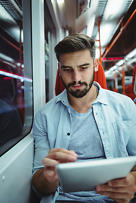 포토 JPG 해외이미지 직업 전통 라이프스타일 응시 문화 여행 인터넷 회사 비즈니스 사업가 통신 창문 교통시설 유리 성공 무선통신 친절 함께함 창조 사람없음 캐주얼 태블릿 독서 스크린 웹 기차 터치 투명 대표 출장 출퇴근 전자 객실 돌봄 지능 해외202105 해외포토 시선 옷 육상교통 교통 컨셉 모션 재질 대중교통 생활 전자제품 스마트기기 시설 파일형식