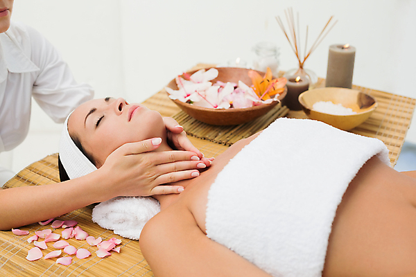 포토 JPG 해외이미지 백인 라이프스타일 여자 꽃잎 꽃 행복 휴식 실내 성인 두명 30대 수건 눕기 스파 마사지 사발 마사지사 아로마테라피 테라피 안마사 치료사 성인여자만 해외202105 해외포토 서양인 식물 직업 감정 컨셉 모션 사람 내부 생활 장년 위생용품 뷰티 사기그릇 여자만 성인만 파일형식