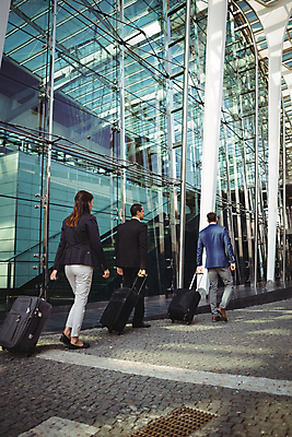 포토 JPG 해외이미지 직업 전통 라이프스타일 도로 여행 회사 비즈니스 건축양식 교통시설 유리 성공 함께함 정장 사람없음 야외 건물 걷기 스크린 짐 잡기 비즈니스맨 비즈니스우먼 스마트 동료 출장 단상 경영 돌봄 지능 해외202105 해외포토 건축물 옷 여자 남자 건축 길 교통 컨셉 관계 모션 재질 생활 직장인 시설 파일형식