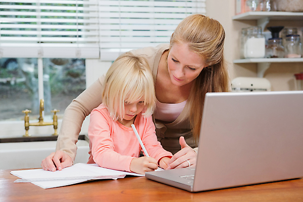 포토 JPG 해외이미지 백인 라이프스타일 여자 남자 딸 행복 어린이 가정 엄마 아파트 주택 함께함 실내 사랑 미소 앉기 성인 두명 30대 노트북 컴퓨터 부모 금발 주방 공책 타이핑 기록 도움 무선전화기 해외202105 해외포토 서양인 헤어스타일 감정 컨셉 가족 모션 문구용품 표정 사람 내부 건물 생활 장년 전자제품 전화기 파일형식