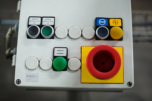 포토 JPG 해외이미지 산업 비즈니스 통신 공장 무선통신 사람없음 빨간색 초록색 태블릿 노란색 스크린 힘 기계 장비 터치 과학기술 긴급 작업 자신감 수술 기술자 연결 집중 서비스 보안 언론 감시 스위치 유지 서류판 운영자 자동화 제어 체크리스트 터치스크린 리셋 해외202105 해외포토 직업 감정 컬러 컨셉 공업 의학 기술 안전 치료 전자제품 스마트기기 사무용품 파일형식