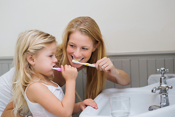 포토 JPG 해외이미지 백인 라이프스타일 여자 남자 딸 행복 어린이 가정 엄마 아침 아파트 주택 함께함 실내 치과 미소 성인 두명 30대 부모 금발 욕실 잡기 치아 칫솔 싱크대 해외202105 해외포토 주간 서양인 헤어스타일 감정 컨셉 가족 모션 표정 병원 사람 내부 건물 생활 장년 위생용품 소화기관 개수대 파일형식