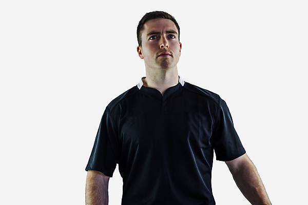 포토 JPG 해외이미지 백인 남자 스포츠 청소년 갈색머리 한명 20대 운동복 럭비 경쟁 올려보기 찡그림 닫기 흰배경 럭비선수 심각 저지 플레이어 해외202105 해외포토 서양인 1 헤어스타일 옷 백그라운드 컨셉 모션 운동선수 표정 사람 청년 구기 흰색 파일형식