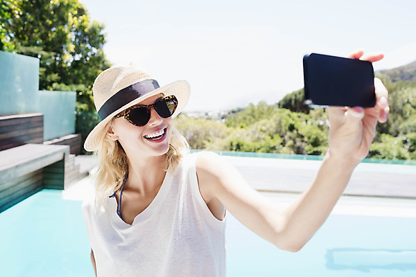 포토 JPG 해외이미지 백인 라이프스타일 여자 수영복 행복 신체 청소년 호텔 무선통신 휴가 수영장 한명 20대 야외 스마트폰 핸드폰 비키니 선글라스 햇빛 섹시 평화 스크린 맑음 사진촬영 잡기 빌라 날씬함 그림 밀짚모자 보여주기 도피 무료 해외202105 해외포토 서양인 모자_잡화 1 옷 감정 안경 컨셉 통신 모션 숙소 날씨 주택 사람 청년 생활 전자제품 스마트기기 태양 촬영 몸매 파일형식