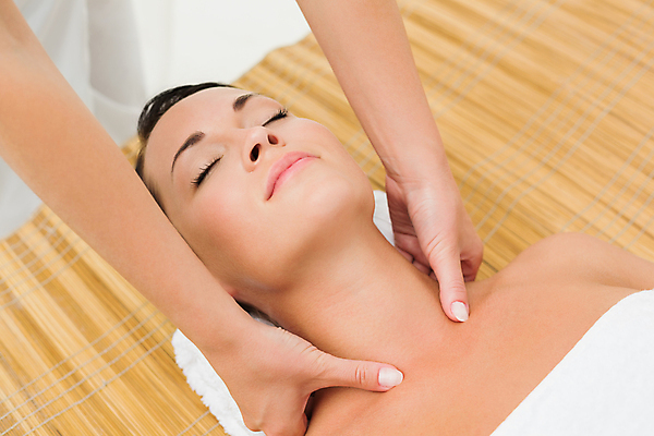 포토 JPG 해외이미지 백인 라이프스타일 손 여자 행복 휴식 실내 한명 상반신 성인 신체부위 30대 수건 눕기 스파 마사지 마사지사 어깨 성인여자한명만 해외202105 해외포토 서양인 직업 1 감정 컨셉 모션 사람 내부 생활 장년 위생용품 여자한명만 성인여자만 파일형식