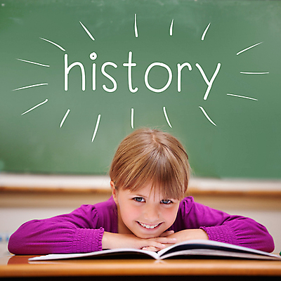 포토 JPG 해외이미지 백인 학생 여자 교육 행복 어린이 텍스트 교실 학교 한명 앉기 책 단어 학습 독서 칠판 역사 책상 소재 문해 유행어 해외202105 해외포토 서양인 문자 1 감정 가구 모션 사람 유행 파일형식