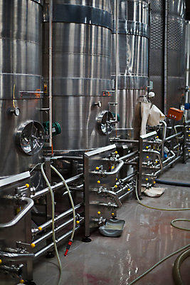 포토 JPG 해외이미지 산업 안경 음료 장갑 포장 통신 공장 서기 사람없음 금속 스크린 기계 주스 실험복 제조 감독 연결 컨테이너 플라스틱 가득함 집중 확인 탱크 감시 감독관 공학 게이지 나란히 봉인 양조장 체크리스트 파이프라인 결석 해외202105 해외포토 직업 잡화 교육 컨셉 공업 모션 재질 가운 파이프_관 파일형식