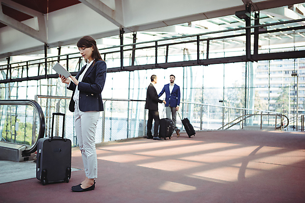 포토 JPG 해외이미지 직업 전통 라이프스타일 여행 인터넷 회사 비즈니스 통신 교통시설 유리 성공 무선통신 친절 함께함 실내 사람없음 태블릿 독서 스크린 여행가방 터치 비즈니스우먼 연결 출퇴근 전자 단상 경영 돌봄 수하물 지능 터치스크린 해외202105 해외포토 여자 교통 컨셉 가방 모션 재질 내부 생활 전자제품 스마트기기 직장인 시설 파일형식