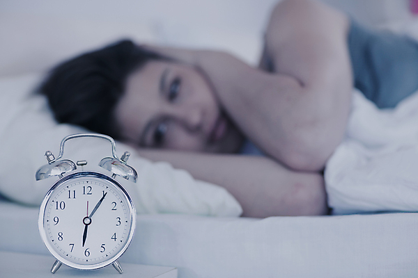 포토 JPG 해외이미지 백인 라이프스타일 여자 가정 베개 청소년 아침 아파트 주택 갈색머리 실내 한명 20대 취미 평화 소리 침실 이불 자명종 침대 램프 속도 공포 귀 시끄러움 거짓말 타종 해외202105 해외포토 주간 서양인 1 헤어스타일 시계 가구 컨셉 침구 조명 사람 청년 내부 건물 생활 신체부위 알람 종 파일형식