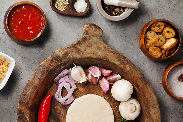 포토 JPG 해외이미지 전통 채소 재료 회색배경 양파 피자 패스트푸드 함께함 마늘 사람없음 버섯 이탈리아 활발 신선 고명 사발 맛 정크푸드 결합 향신료 준비 반죽 토스트 소금 토핑 생강 토마토소스 로즈메리 돌봄 해로움 핸드메이드 개조 맛있는 정확 해외202105 해외포토 유럽 빵 백그라운드 컨셉 모션 서양음식 회색 사기그릇 소스_음식 인스턴트 허브 향미료 파일형식