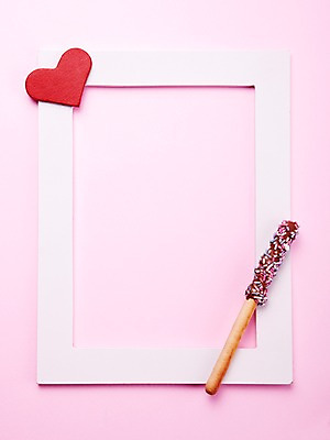 포토 JPG 스튜디오촬영 모양 기념일 디저트 프레임 선물 사각틀 틀 이벤트 사람없음 선물상자 과자 하트 빼빼로 빼빼로데이 국내포토 음식 데이이벤트 실내 상자 사각형 막대과자 파일형식